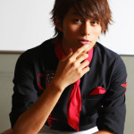 元仮面ライダー俳優で、ニューシングル「BOYMEN NINJA」で初のウィークリーランキング1位を獲得し話題のBOYS AND MENのメンバーでもあるスイーツ王子“小林豊”が名古屋の東急ハンズとコラボレーションした、オリジナルスイーツの販売開始を発表した。 小林は元パティシエ経験を生かし、自身の考案したレシピを公式クックパッドページ「小林豊のキッチン」に掲載しており、現在120万ものアクセスを記録している。クックパッドを毎日使用している多くの主婦達からも注目されており、各レシピのつくレポも100件を超える程の人気だ。 今回の東急ハンズとのコラボスイーツは、先日発表された3/30(水)にリリースの「恋するスイーツレシピ5 ~君が恋に落ちる一つの方法~」に収録されている、セクシーなダンスナンバー「Love Raisin」の基となったスイーツ“木の実とレーズンのパウンドケーキ”だ。 去年の12月に品川ステラボールで開催した恋レピ♥ライブ第2弾で先行販売を行い大盛況となったスイーツで、外箱もこの恋レピ♥ライブでテーマとなっていたスイーツ怪盗の衣装を身にまとった小林が印刷されており、ファンにはたまらないデザインとなっている。 今回バレンタインのタイミングで小林がさらに監修に入り、バレンタインバージョンにアレンジを加え「恋レピ♥木の実とレーズンのチョコがけパウンドケーキ」を作成した。レーズンがたっぷり入ったパウンドケーキにビターチョコがかかった大人の味に仕上がっており、今年のバレンタインには必須なアイテムになること間違いない。