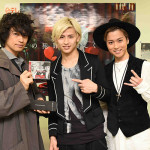 斎藤工、今年初チョコは、イケメンから！EDGE of LIFEが撮影現場に表敬訪問！