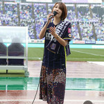 丸本莉子が地元・サンフレッチェ広島の開幕戦で、大雨の中、約2万人を前に熱唱!!!!
