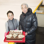 浅田真央がメッセージ入りチョコケーキをプレゼント！「コーチへバレンタインチョコを渡すのは初めて！」