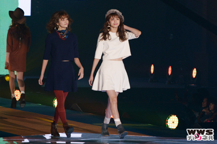 E-girlsの藤井萩花、藤井夏恋、佐藤晴美、楓がGirlsAward 2015 AUTUMN/WINTERに登場！