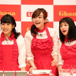 松井愛莉、広瀬すず、土屋太鳳が女子高生達と手作りシェアガトーショコラにチャレンジ！