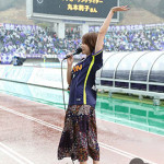 丸本莉子が地元・サンフレッチェ広島の開幕戦で、大雨の中、約2万人を前に熱唱!!!!