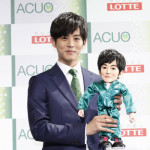 松坂桃李が自分そっくりな『トーリロボ』と共演したCM発表会に登場！