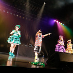 たこやきレインボーの『ナナイロダンス』リリースイベントにDJ KOOがサプライズ出演、KOO輩に認定！