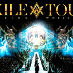 4月13日に発売となる EXILEのLIVE DVD & Blue-ray『EXILE LIVE TOUR 2015 ”AMAZING WORLD” 』の発売を記念して、4月11日(月)～4月17日(日)までの期間、東急東横線女性専用車両限定で車両内の中づりをジャックする。 松本利夫、USA 、MAKIDAI、オリジナルメンバー３人にとってのラストライブであり、2014年に加入した新メンバー５人にとっては初めてのライブがついに映像化。 新たな時代へと進んでいく、EXILEの進化が色濃く映し出された歴史的ライブ映像『EXILE LIVE TOUR 2015 "AMAZING WORLD"』の発売を記念し、実際のライブ写真を使用したポスターで、東横線の女性専用車両が埋め尽くされる。 「EXILE LIVE TOUR 2015 “AMAZING WORLD”」は、幅77m、高さ28mに及ぶ超巨大メインステージ、アリーナを縦横無尽に動き回る移動式ステージ、ハイレベルな総勢244人のサポート ダンサーなど、これまで誰も見た事の無いスケールで魅せる驚異のライブ・ステージとなっている。 そして、ライブ全編を通して展開していく壮大な物語。人間が本能的に持つ六つの感情「楽・喜・怒・憎・哀・愛」六情をテーマに、オープニングからエンディン グまで細部に渡って散りばめられた演出とともに、EXILE第一章から第四章に至るまでの数々の楽曲とともに三幕構成で繰り広げられる。 さらには、松本利夫、USA、MAKIDAIのラストライブとなった福岡ツアーファイナルまでを追った感動のドキュメンタリーも収録。 初回限定の豪華版には、ライブで躍動するメンバーの一瞬の瞬間を切り取った60P特大フォトブックを特別収録。ライブのスケール観を表現した特大仕様のBOXケースにも、このライブのスケール観が表現されている。 ライブ映像、ドキュメンタリー、フォトブック、そして今作からはスマホでライブが楽しめるスマプラ・ムービーを収録。 このライブツアーの全てを様々な角度から感じることのできる究極の作品を、あなたの五感で体感してみてほしい。