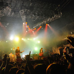 【ライブレポート】[Alexandros]がChampagne時代の懐メロから人気ナンバーまで！自由自在の夜空ライブ！