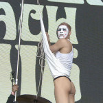 【動画】樽美酒が国旗掲揚？！ゴールデンボンバーがJAPAN JAM BEACH 2016で「抱きしめてシュヴァルツ」を披露！