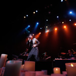 【ライブレポート】SKY-HIが手術後復帰のステージ『アカリトライブ』に登場！「新しい楽器を初めて演奏している感じです」