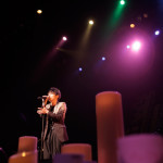 【ライブレポート】SKY-HIが手術後復帰のステージ『アカリトライブ』に登場！「新しい楽器を初めて演奏している感じです」