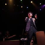 【ライブレポート】SKY-HIが手術後復帰のステージ『アカリトライブ』に登場！「新しい楽器を初めて演奏している感じです」