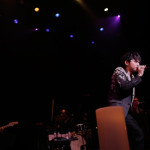 【ライブレポート】SKY-HIが手術後復帰のステージ『アカリトライブ』に登場！「新しい楽器を初めて演奏している感じです」