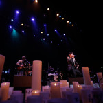 【ライブレポート】SKY-HIが手術後復帰のステージ『アカリトライブ』に登場！「新しい楽器を初めて演奏している感じです」