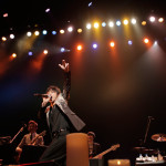 【ライブレポート】SKY-HIが手術後復帰のステージ『アカリトライブ』に登場!「新しい楽器を初めて演奏している感じです」