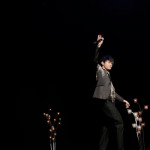 【ライブレポート】SKY-HIが手術後復帰のステージ『アカリトライブ』に登場！「新しい楽器を初めて演奏している感じです」