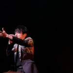 【ライブレポート】SKY-HIが手術後復帰のステージ『アカリトライブ』に登場!「新しい楽器を初めて演奏している感じです」