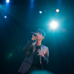 【ライブレポート】SKY-HIが手術後復帰のステージ『アカリトライブ』に登場!「新しい楽器を初めて演奏している感じです」