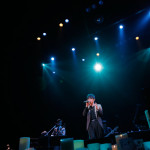 【ライブレポート】SKY-HIが手術後復帰のステージ『アカリトライブ』に登場！「新しい楽器を初めて演奏している感じです」