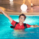 オリラジ藤森がゲリラ豪雨のナイトプールに私服でダイブ！「最高の夏にしようね〜！」