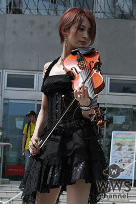 美し過ぎるヴァイオリニスト・Ayasaがお台場野外ステージでオーディエンスを魅了！