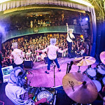 狼旋風が吹き荒れる！MAN WITH A MISSIONパリ単独公演開催！「今夜ハ盛リ上ガッテ行キマショウ！」