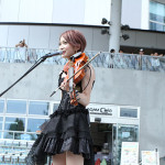 美し過ぎるヴァイオリニスト・Ayasaがお台場野外ステージでオーディエンスを魅了！