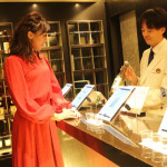 日本酒好きモデルの梨衣名が人工知能利き酒サービスを体験！「まさに好みの味」と驚きの声！