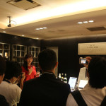 日本酒好きモデルの梨衣名が人工知能利き酒サービスを体験！「まさに好みの味」と驚きの声！