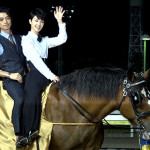 【動画】斎藤工と剛力彩芽がラブラブな2人乗り乗馬で登場！