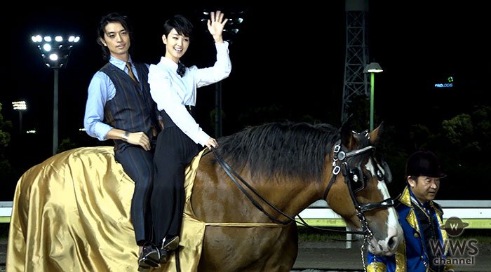 【動画】斎藤工と剛力彩芽がラブラブな2人乗り乗馬で登場！