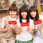 土屋太鳳、松井愛莉、広瀬すずがCM撮影で雨の中、体を寄せ合い大はしゃぎ！CMソングはコブクロの書き下ろし！