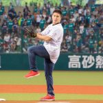 リオ五輪柔道 金メダリストのベイカー茉秋が始球式に初挑戦！熱い一球を投じる！