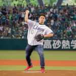 リオ五輪柔道 金メダリストのベイカー茉秋が始球式でノーバン投球！「人を投げた事しかなかったけど意外と投げられた」