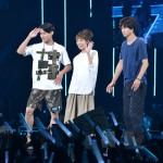 野村周平、桐谷美玲、山﨑 賢人が肩に手をかけ寄り添う仲良し3ショットをTGCで披露！