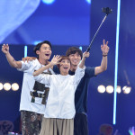 野村周平、桐谷美玲、山﨑 賢人が肩に手をかけ寄り添う仲良し3ショットをTGCで披露！