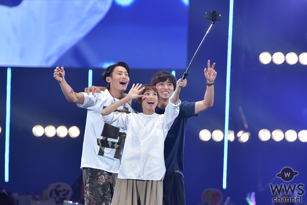野村周平、桐谷美玲、山﨑 賢人が肩に手をかけ寄り添う仲良し3ショットをTGCで披露！