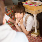 土屋太鳳、松井愛莉、広瀬すずがCM撮影で雨の中、体を寄せ合い大はしゃぎ!CMソングはコブクロの書き下ろし!