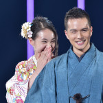 市原隼人、早見あかりが着物姿でラブラブハートマークを作り、TGC『福家堂本舗』ステージに登場！