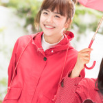 土屋太鳳、松井愛莉、広瀬すずがCM撮影で雨の中、体を寄せ合い大はしゃぎ！CMソングはコブクロの書き下ろし！