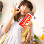 土屋太鳳、松井愛莉、広瀬すずがCM撮影で雨の中、体を寄せ合い大はしゃぎ!CMソングはコブクロの書き下ろし!