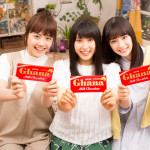 土屋太鳳、松井愛莉、広瀬すずがCM撮影で雨の中、体を寄せ合い大はしゃぎ!CMソングはコブクロの書き下ろし!