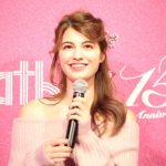 マギーがピンクのオフショルニットワンピース衣装でトークショーに登場！可愛いすぎるその姿に会場からは歓喜の声！