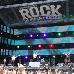 【ライブレポート】スーツ姿からパンツ一丁の筋肉美まで出血大サービス！ゴールデンボンバー登場！