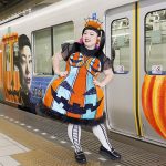 渡辺直美がカボチャの形をしたハロウィンコスチュームに「線路」柄のタイツで登場！「SEIBUHALLOWEEN2016 ワタナベナオミトレイン」開催！