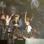 【ライブレポート】ゴールデンボンバーとX JAPAN YOSHIKIが夢の共演！最強の『女々しくて』をVJS2016で披露！