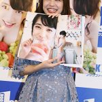都丸紗也華がファースト写真集 『とまるまる』でSEXYすぎる初の手ブラショットを披露！新宿でお渡し会イベント開催！