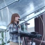 奥華子がポニーキャニオン創立50周年記念ステージに登場！悪天候を吹き飛ばし、その歌声を響かせる！