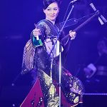 【ビクターロック祭り2015】サプライズゲストで演歌歌手・長山洋子がサングラスで登場！