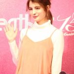 マギーがピンクのオフショルニットワンピース衣装でトークショーに登場！可愛いすぎるその姿に会場からは歓喜の声！