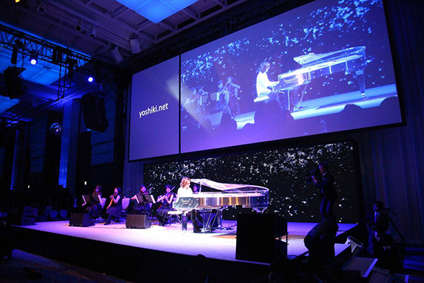X JAPAN YOSHIKIが「Forever Love」を披露 Customer Company Tour Japan 2013